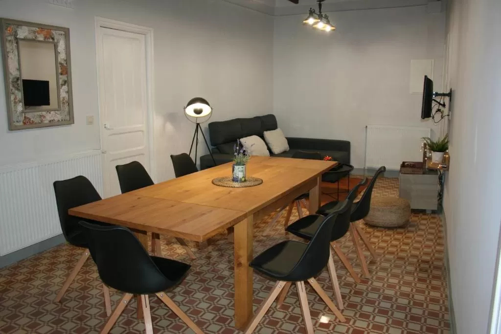 Cuina oberta i moderna amb illa central i tamborets