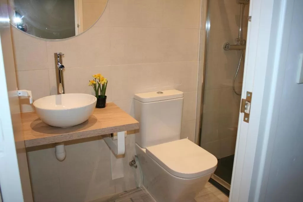 Habitació de matrimoni amb llit doble i paret de pedra
