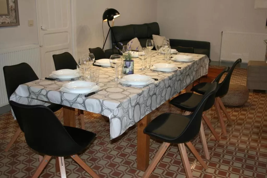 Terrassa superior amb taula, cadires i vistes al poble